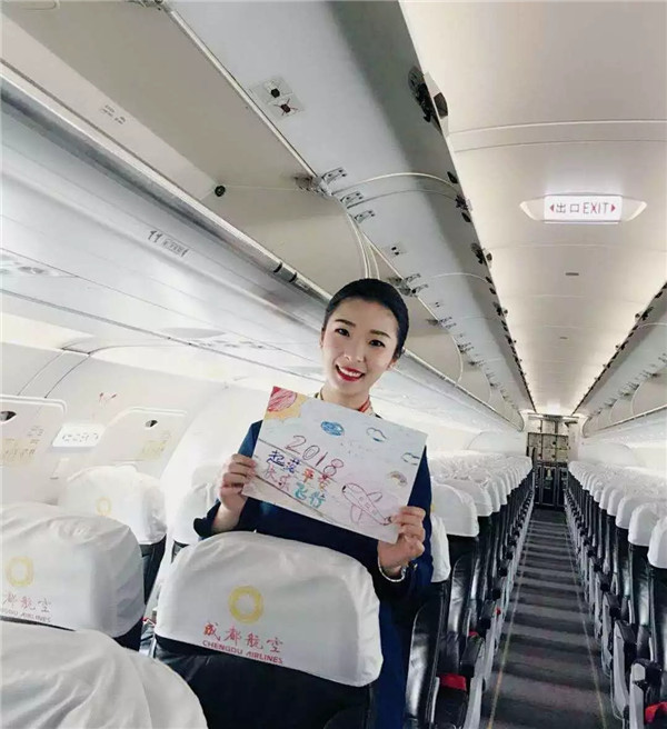 成都航空空姐刘翠玉：喜欢麻辣烫 、广场舞，这个空姐很接地气